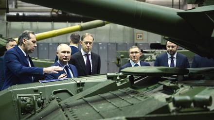 Wladimir Putin (3.v.l), Präsident von Russland, besucht die Forschungs- und Produktionsgesellschaft Uralwagonsawod (Uralwaggonwerk). 