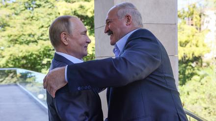Alexander Lukaschenko umarmt den russischen Präsidenten Putin.