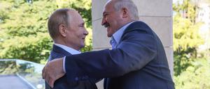 Putin und Lukaschenko begrüßen sich in Sotchi.