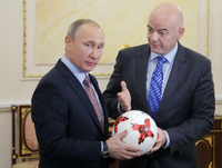 Russlands Präsident Wladimir Putin (l) und FIFA Präsident Gianni Infantino.