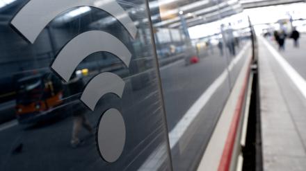 Das Symbol für ein Wlan-Netzwerk ist auf einem ICE am Hauptbahnhof zu sehen. Es gibt große Unterschiede beim Wlan-Angebot an deutschen Bahnhöfen.