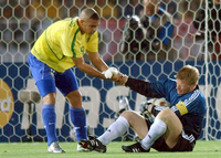 Tragik des Titan: Der brasilianische Stürmer Ronaldo (l) hilft Torhüter Oliver Kahn auf die Beine in Yokohama.