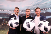 Wenn drei Bälle im Spiel sind, braucht man auch drei Experten. Thomas Hitzlsperger, Stefan Kuntz und Hannes Wolf (von links) treten bei der WM für die ARD als Experten auf.