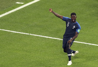 Samuel Umtiti aus Frankreich bejubelt seinen Treffer zum 1:0.