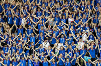 Fans von Island feuern ihr Team auf der Tribüne während des Spiels an.