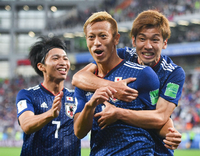 Der Japaner Keisuke Honda bejubelt mit seinen Teamkollegen den Treffer zum 2:2.