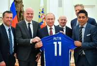 Putin zusammen mit Lothar Matthäus (l-r), Fifa-Präsident Infantino und Jorge Campos Navarrete, ehemaliger Nationalspieler von Brasilien.