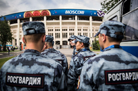 Soldaten der russischen Nationalgarde («Rosgvardia») am Eröffnungstag vor dem Moskauer Luschnikistadion.