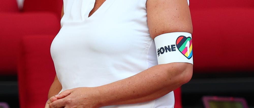 Bundesinnenministerin Nancy Faeser (SPD) trägt eine Armbinde mit der Aufschrift „One Love“. 