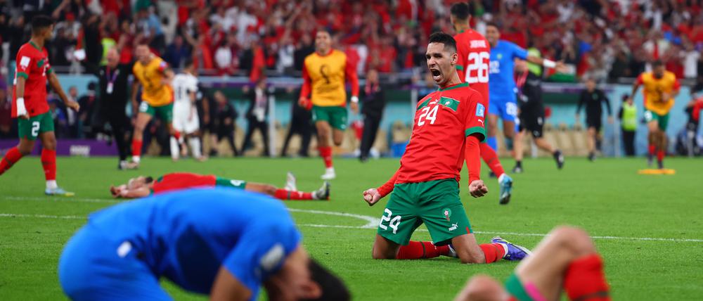 Die marokkanischen Spieler fallen nach dem Schlusspfiff zu Boden.