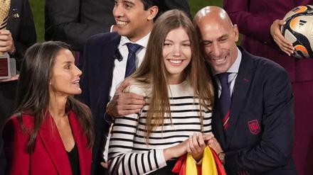 Rubiales umarmt Prinzessin Infanta Sofia, während Königin Letizia von Spanien und Fifa-Präsident Infantino nach dem WM-Sieg der Spanierinnen auf dem Podium stehen.