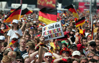 Fans begrüßen die deutsche Nationalmannschaft nach dem Erreichen des dritten Platzes bei der WM 2006.
