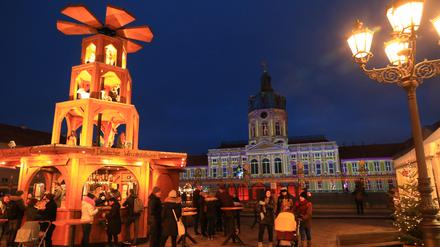 Der Weihnachtsmarkt vor dem Schloss Charlottenburg in Berlin-Charlottenburg.