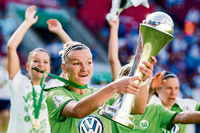 Dann feiert frau schön, aber bitte nicht in Wolfsburg! Wolfsburgs Alexandra Popp hält den Pokal in den Händen.