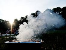 Angepasst an den Qualm der Barbecues: Wie der Mensch besser mit dem Feuer klarkam