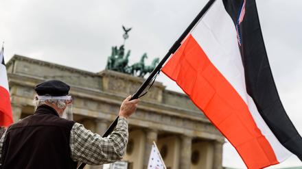 Eine Kundgebung von Reichsbürgern am Brandenburger Tor.