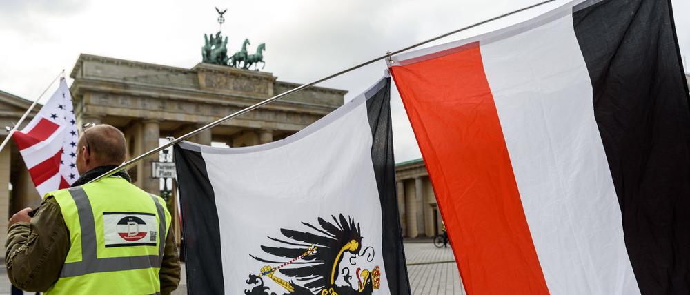 Wöchentliche Kundgebung von Reichsbürgern mit Reichsflagge und Reichskriegsflagge am Brandenburger Tor in Berlin.
