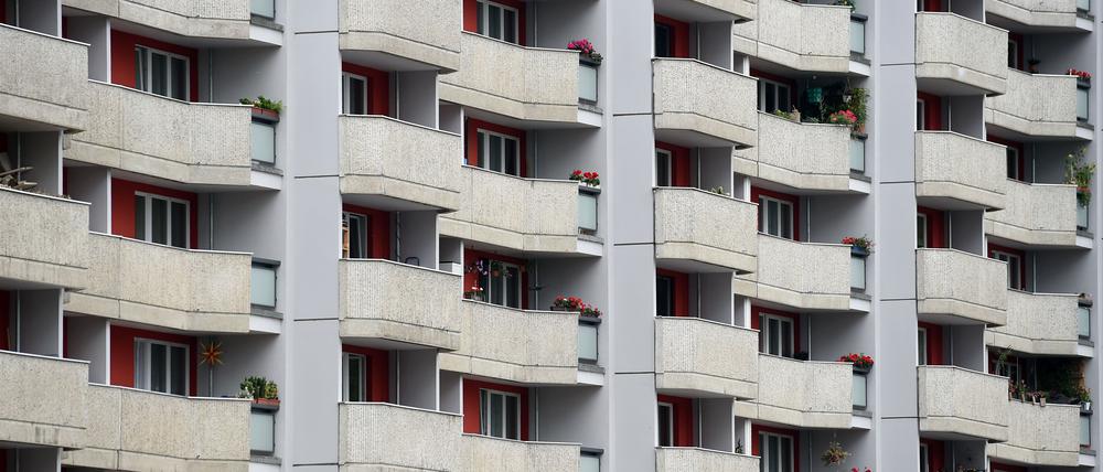 Blick auf die Fassade eines Wohnhauses am 12.08.2016 in Berlin. Angesichts rasant steigender Mieten in der Hauptstadt will der Berliner Mieterverein die Erhöhungsmöglichkeiten für Vermieter weiter einschränken. 