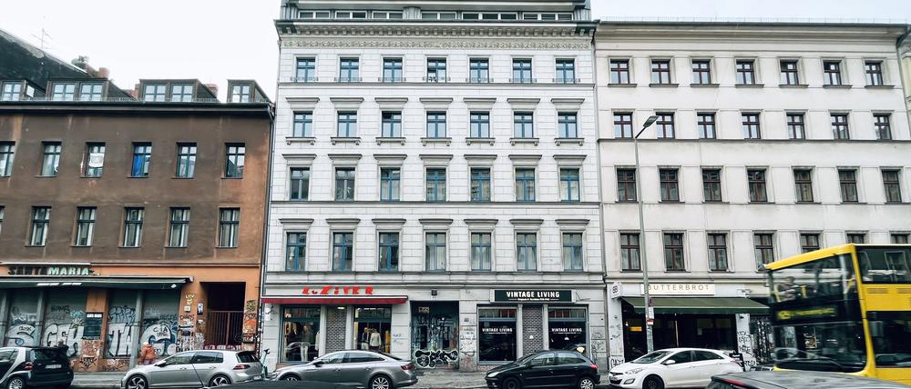 Wohnhaus von Journalisten in der Oranienstraße 169 in Berlin-Kreuzberg, aufgenommen am 15. Januar 2023. Die Gruppe von linksgerichteten Journalisten soll eine Millionen-Förderung für das Haus bekommen haben. Die gesetzlichen Voraussetzungen haben sie dabei offenbar nicht eingehalten. Nun wollen sie es möglicherweise verkaufen - ihnen winkt ein Mega-Geschäft.