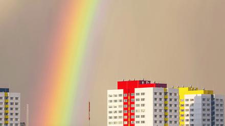Wohnhochhäuser in Berlin mit Regenbogen.