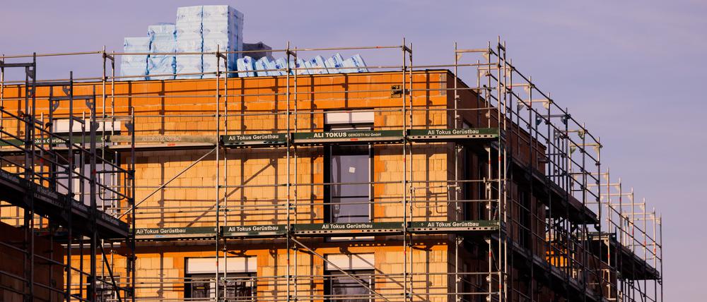 Hohe Zinsen und steigende Baukosten lähmen den Wohnungsbau in Deutschland.