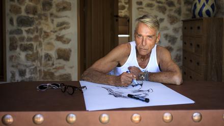 Wolfgang Joop beim Zeichnen in seinem Sommerhaus auf Ibiza.