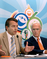 Der Präsident des deutschen FIFA Organisationskomitees, Franz Beckenbauer (M.), sein Vize-Präsident Wolfgang Niersbach (2.v.r) und Horst Schmidt (l).
