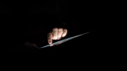 Eine Person bei der Nutzung eines Tablets (Symbolfoto). Ermittler aus Hessen können einen Erfolg im Kampf gegen Kindesmissbrauch vermelden: Drei Darknet-Plattformen wurden abgeschaltet.