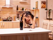 „Der letzte Drink war wohl schlecht“: Warum hat man nach einer durchzechten Nacht Kopfschmerzen?
