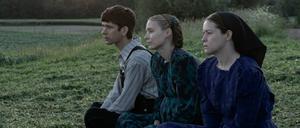 Der Schullehrer August (Ben Whishaw) hat sich mit Ono (Rooney Mara, mitte) und Salome (Claire Foy) verbündet.