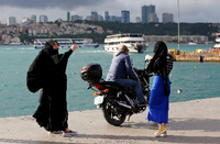 Frauen vor dem Bosporus in Istanbul.