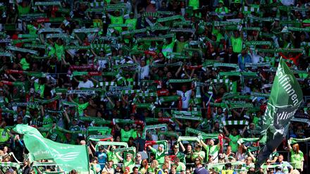 VfL Wolfsburg Fans feuern im Stadion ihr Team an. 