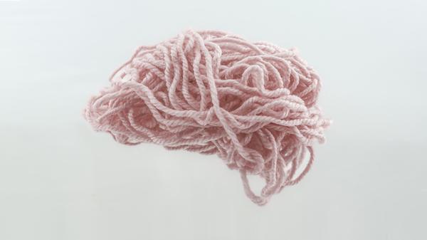 Grübelschleifen im Gehirn kann man entkommen, indem man sich auf unmittelbare Sinneseindrücke konzentriert.