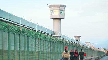 Arbeiter am Zaun eines „Berufsbildungszentrums“ in der Autonomen Region Xinjiang-Uigurien, China. (Archivfoto)