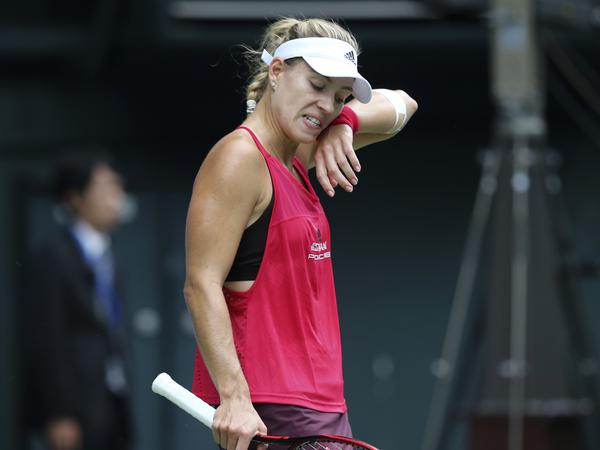 Tennisspielerin Angelique Kerber wischt sich im Spiel den Schweiß aus dem Gesicht.