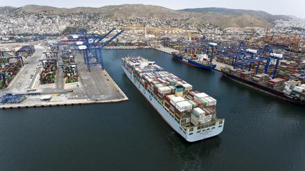 ARCHIV - 07.05.2017, Griechenland, Piräus: Ein Containerschiff der China Ocean Shipping Company (COSCO) verlässt den Containerterminal des Hafens. Der Welthandel wird 2019 nach Einschätzung der Welthandelsorganisation (WTO) weniger zulegen als zuletzt. Die WTO rechnet nach Angaben vom 02.04.2019 mit einem Wachstum des globalen Handelsvolumens um 2,6 Prozent, nach einem Plus von drei Prozent im vergangenen Jahr. Für 2020 sei erneut mit einem Plus von drei Prozent zu rechnen. Foto: Panos Tomadakis/XinHua/dpa +++ dpa-Bildfunk +++