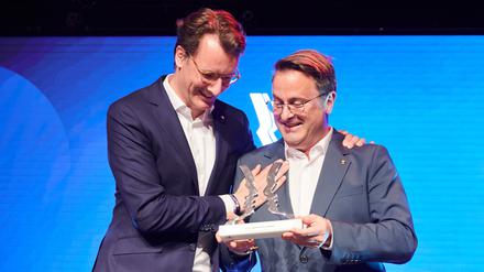 Laudator Xavier Bettel (r), Premierminister des Großherzogtums Luxemburg, überreicht Hendrik Wüst (CDU), Ministerpräsident von Nordrhein-Westfalen, den Preis als ·Politiker des Jahres· beim Politik Award im Tipi am Kanzleramt.