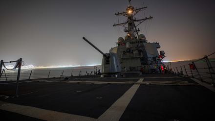 Aufnahme des Raketenkreuzers USS Carney im Suez-Kanal. 