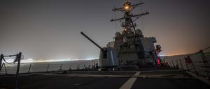 Aufnahme des Raketenkreuzers USS Carney im Suez-Kanal. 