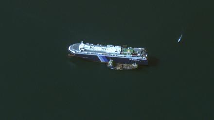 Dieses von Maxar Technologies zur Verfügung gestellte Satellitenbild zeigt das Schiff Galaxy Leader, das vor der Küste von As Salif, Jemen, vor Anker liegt. In der Nähe befindet sich ein Begleitschiff. Das Schiff wurde am 19. November von Houthi-Kämpfern gekapert. (Symbolfoto)