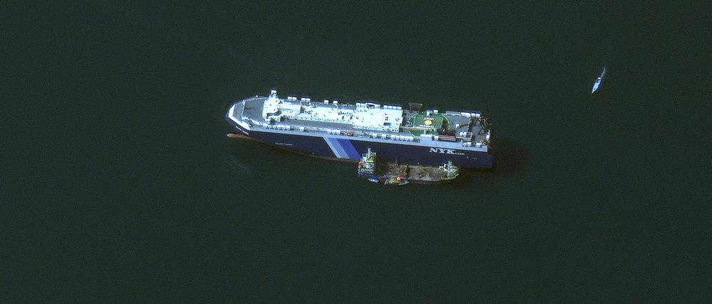Dieses von Maxar Technologies zur Verfügung gestellte Satellitenbild zeigt das Schiff Galaxy Leader, das vor der Küste von As Salif, Jemen, vor Anker liegt. In der Nähe befindet sich ein Begleitschiff. Das Schiff wurde am 19. November von Houthi-Kämpfern gekapert. (Symbolfoto)