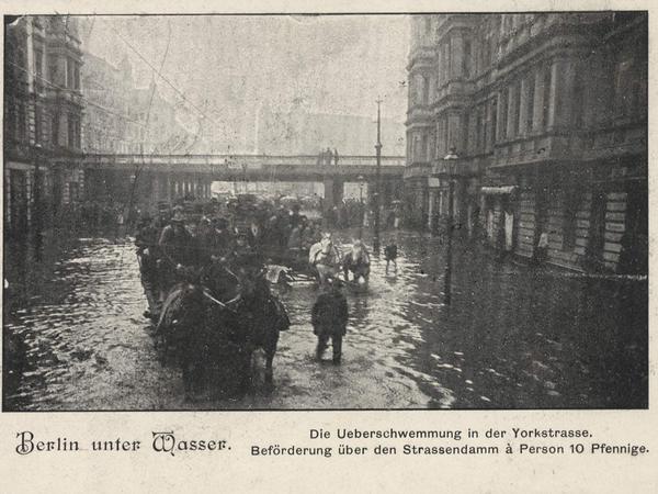 Auch nach dem Bau der Kanalisation gab es Überschwemmungen: hier in der Yorckstraße am 14. April 1902, dem bis 1959 stärksten Regen in Berlin.