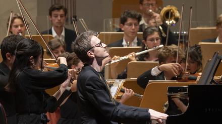 Alexandre Tharaud und das Orchestre Français des Jeunes spielten Ravels Klavierkonzert G-Dur. 