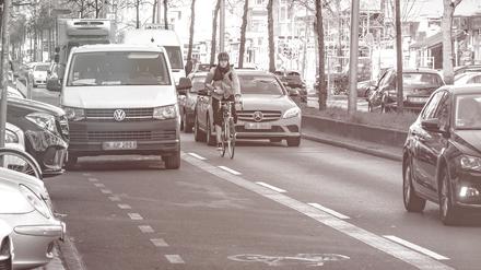 Kein Platz mehr für Fahrradfahrer. Blockierte Fahrradspuren führen immer wieder zu Unfällen.