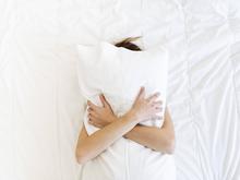 Aufwecken oder schlafen lassen: Was kann ich tun, wenn mein Partner einen Albtraum hat?