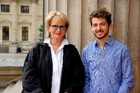 Young-Euro-Cassic-Gründerin Gabriele Minz und Adrian Schmid vom Friedensorchester vor dem Konzerthaus am Gendarmenmarkt.