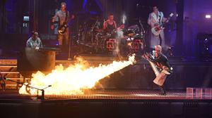 Rammstein Frontsänger Till Lindemann (r) feuert auf der Bühne mit einem Flammenwerfer auf Band-Mitglied Christian Lorenz (l) während des Titels «Mein Teil» im Rahmen ihrer Deutschland-Tournee mit dem neuen Album «Zeit».