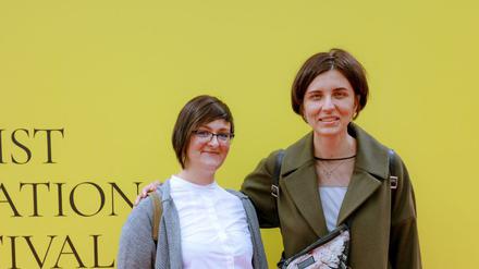 Yuliia Kovalenko (links) und Victoria Leshchenko gehören zu den Gründerinnen des Kuratorinnenkollektivs Sloїk Film Atelier in Odessa. 