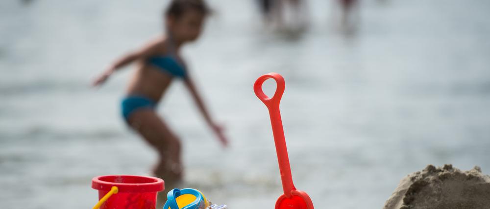 Sandspielzeug steht am Strand des Strandbads Wannsee in Berlin. Die Zahl der tödlichen Badeunfälle in Deutschland ist laut DLRG im vergangenen Jahr spürbar gestiegen.