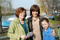 Ab ins Fernsehen. Annegret R. (l.) mit RTL-Moderatorin Birgit Schrowange. Die jüngste Töchter (r.) ist neun.